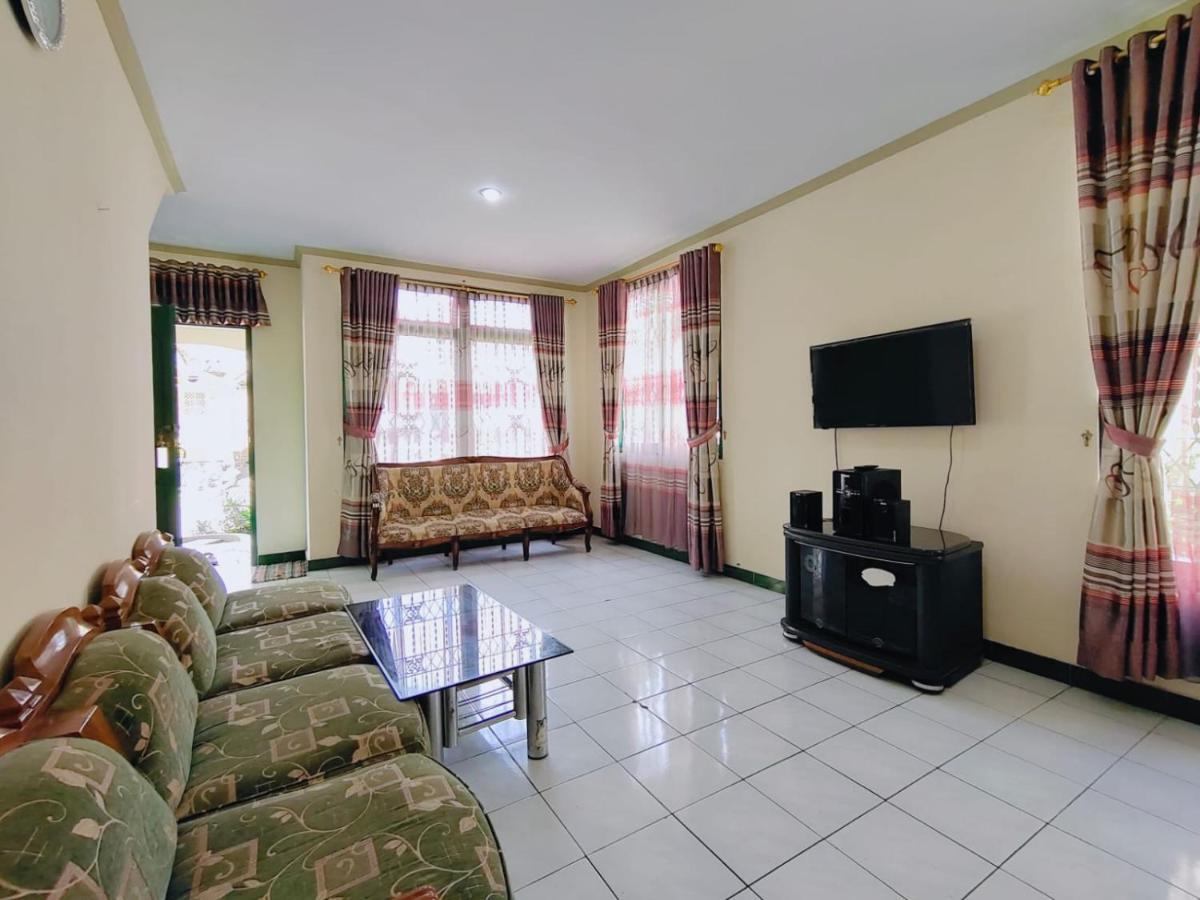 Villa Semesta Cikundul Buitenkant foto